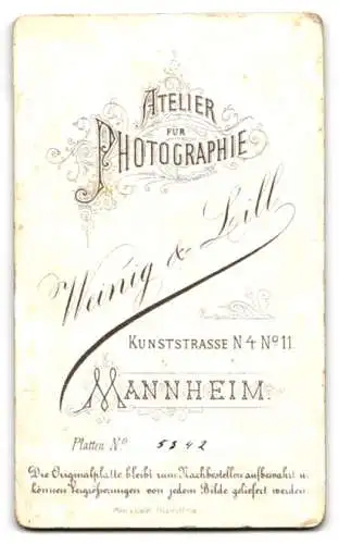 Fotografie Weinig & Lill, Mannheim, Kunststrasse 4, Junge Dame in tailliertem Kleid mit Brille