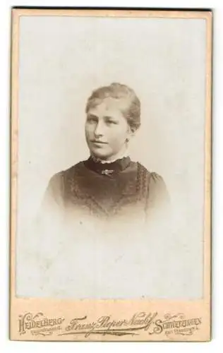 Fotografie Franz Pieper, Heidelberg, Hauptstrasse 42, Junge Dame in hochgeschlossenem Kleid im Portrait