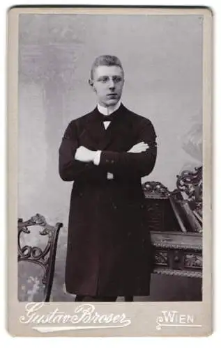 Fotografie Gustav Broser, Wien, Hauptstrasse 23, Eleganter junger Mann mit Zwicker