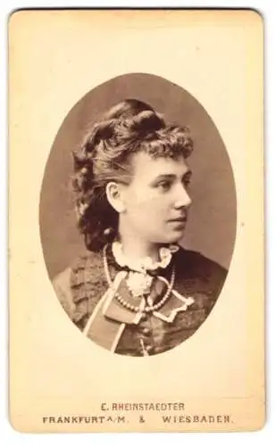 Fotografie E. Rheinstaedter, Frankfurt a. M., Hochstrasse 32, Elegante junge Dame mit Schleife am Kragen im Halbprofil