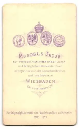 Fotografie Mondel & Jacob, Wiesbaden, Taunusstr. 12a, Elegante Dame mit Schleife am Kragen im Portrait