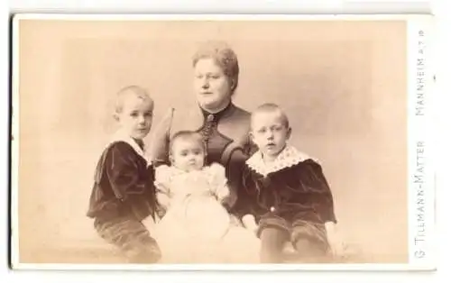 Fotografie G. Tillmann-Matter, Mannheim, Heidelbergerstrasse, Mutter mit zwei Söhnen und Kleinkind