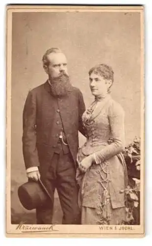 Fotografie Krziwanek, Wien, Hofstallstrasse 5, Herr mit Vollbart nebst Ehefrau in tailliertem Kleid