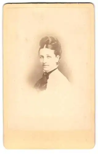 Fotografie G. Raidt, Bad-Schwalbach, Elegante Dame mit Flechtfrisur und Schleife am Kragen