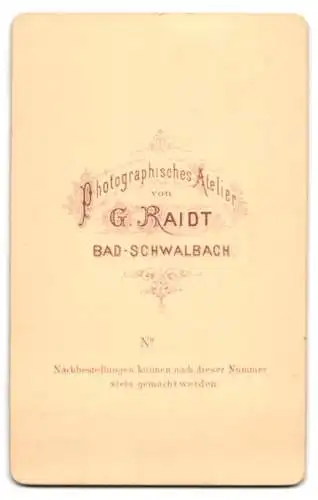 Fotografie G. Raidt, Bad-Schwalbach, Elegante Dame mit Flechtfrisur und Schleife am Kragen