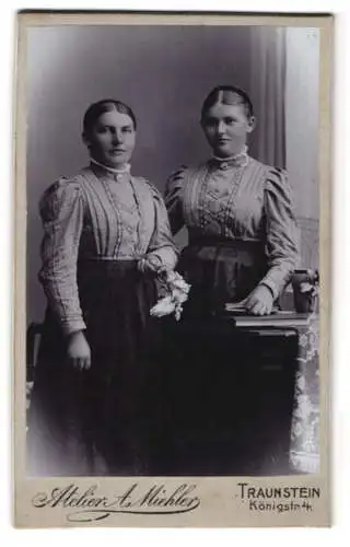 Fotografie Atelier A. Miehler, Traunstein, Königstr. 4, Zwei junge Damen in bestickten Kleidern