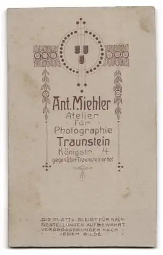 Fotografie Atelier A. Miehler, Traunstein, Königstr. 4, Zwei junge Damen in bestickten Kleidern