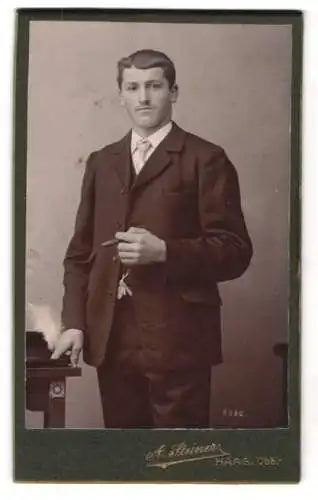 Fotografie A. Steiner, Haag /Obb., Junger Mann mit Zigarre in der Hand