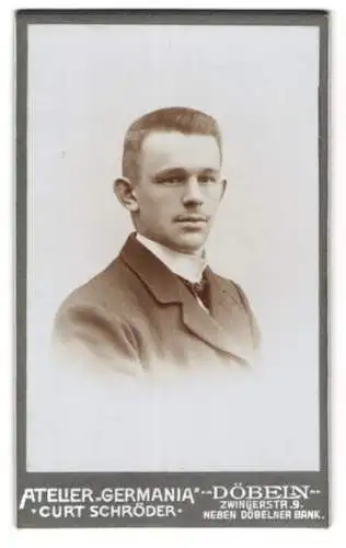 Fotografie Curt Schröder, Döbeln, Zwingerstr. 9, Junger Mann in Anzug und Fliege im Portrait