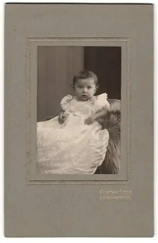 Fotografie Gustav Gock, Hohenwestedt i. H., Süsses Kleinkind im weissen Kleid