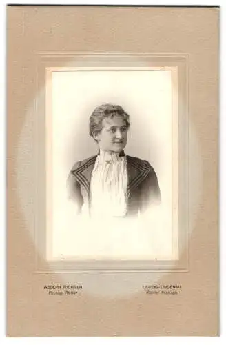 Fotografie Adolph Richter, Leipzig-Lindenau, Richter-Passage, Junge Dame mit zurückgebundenem Haar