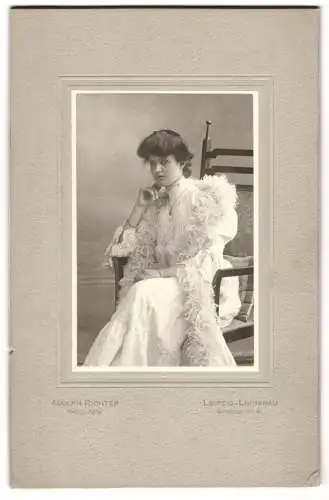 Fotografie Adolph Richter, Leipzig-Lindenau, Merseburger Str. 61, Gutsmuths-Str. 17, Junge Dame im weissen Kleid
