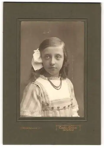 Fotografie Carl Goos, Hoerde, Junges Mädchen im gestreiften Kleid