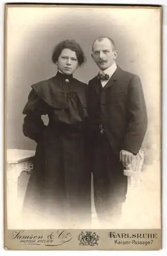 Fotografie Samson & Co., Karlsruhe, Kaiser-Passage 7, Junges Paar in eleganter Kleidung