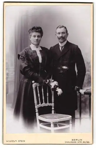 Fotografie Wilhelm Stein, Berlin, Chaussee-Str. 65-66, Ehepaar in eleganter Kleidung