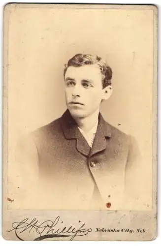 Fotografie A. M. Phillips, Nebraska City, Neb., Junger Herr im Anzug mit Krawatte