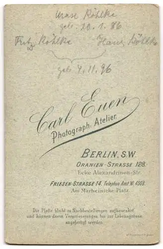 Fotografie Carl Euen, Berlin, Oranien-Str. 128 Ecke Elexandrinen-Str., Drei modisch gekleidete Kinder mit Reifen