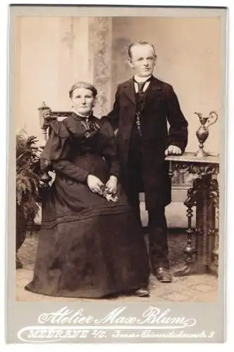 Fotografie Max Blum, Meerane i. S., Innere Crimmitschauerstr. 9, Älteres Ehepaar in eleganter Kleidung