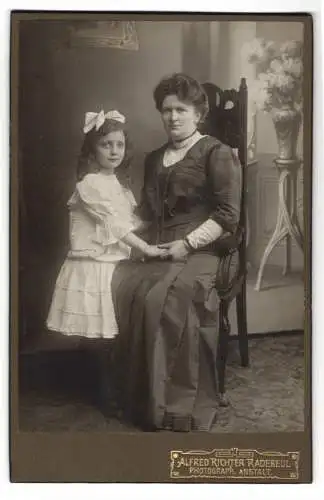 Fotografie Alfred Richter, Radebeul, Bürgerliche Dame mit einem Mädchen