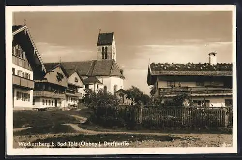 AK Wackersberg b. Bad Tölz / Obb., Dorfpartie mit Kirche