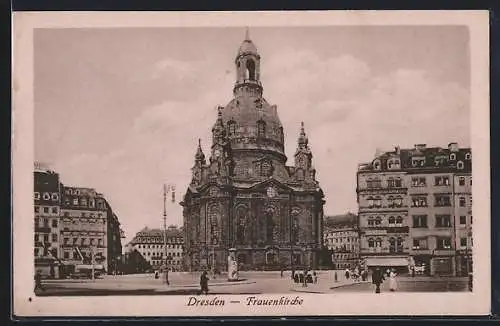 AK Dresden, Frauenkirche mit Passanten