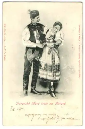 Relief-AK Slovanské lidové kroje na Moravé, Slowakisches Paar in Tracht