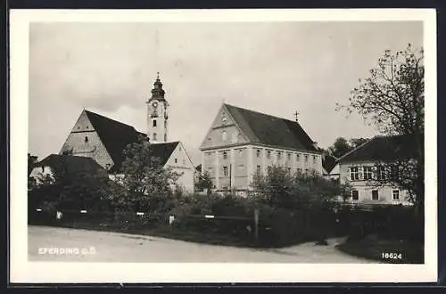 AK Eferding /O. Ö., Strassenpartie mit Kirche