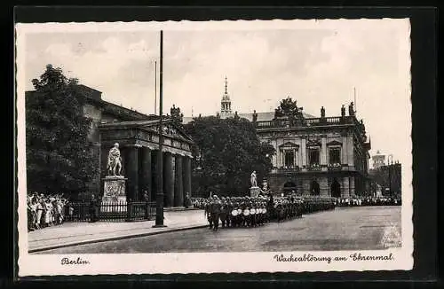 AK Berlin, Wacheablösung vor dem Ehrenmal, Unter den Linden