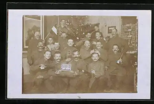 Foto-AK Sylvester 1917, Deutsche Soldaten in Uniform auf Feier in Frankreich