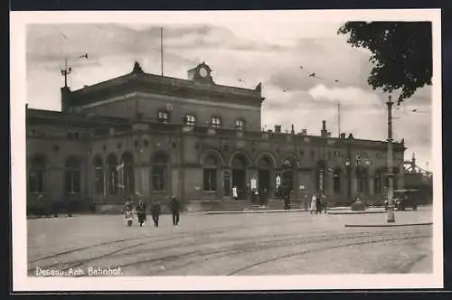 AK Dessau /Anh., Bahnhofdgebäude, von der Strasse gesehen