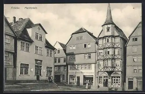 AK Fritzlar, Marktplatz mit Turmgebäude und Geschäften