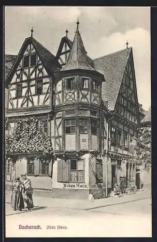 AK Bacharach, Frauen vor dem Alten Haus