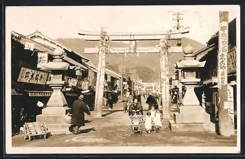 AK Kobe, Strassenpartie mit Tor und Geschäften