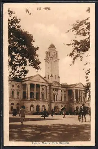 AK Singapur, People before Victoria Memorial Hall