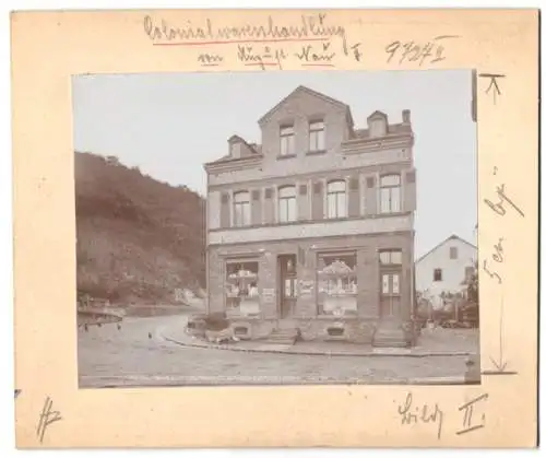 Fotografie Buss & Kupfer, Bad Kreuznach, Ansicht Scheuern b. Nassau, Colonialwarenhandlung August Nau, Schafenster