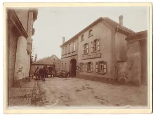 Fotografie unbekannter Fotograf, Ansicht Spiesheim, Gasthaus zum Pfälzerhof von Valentin Diefenthaler, Bierkutsche