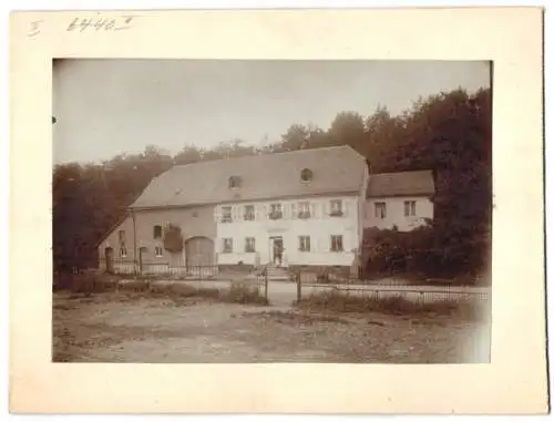 Fotografie unbekannter Fotograf, Ansicht Krettnich, Blick zum Gasthaus von J. F. Nickel