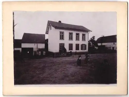 Fotografie unbekannter Fotograf, Ansicht Riesweiler / Hunsrück, Kinder auf der Strasse vor einem Wohnhaus
