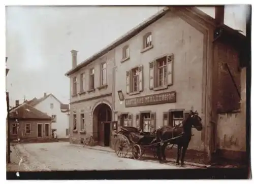 Fotografie unbekannter Fotograf, Ansicht Spiesheim, Gasthaus Pfälzerhof mit Pferdekutsche