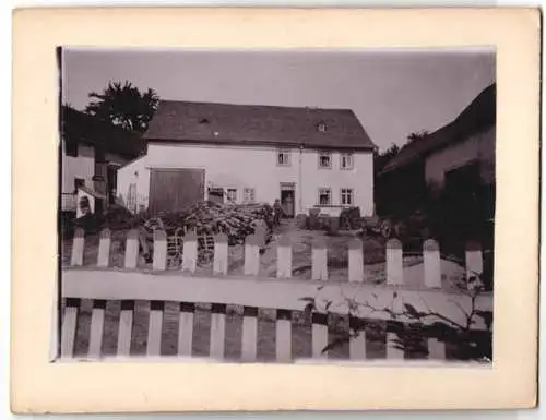 Fotografie unbekannter Fotograf, Ansicht Riesweiler / Hunsrück, Blick über Gartenzaun auf einen Gutshof