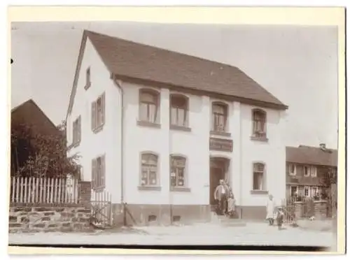 Fotografie unbekannter Fotograf, Ansicht Obergondershausen, Warenhandlung von Johann Schmitz II.