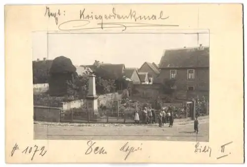 Fotografie Buss & Kupfer, Bad Kreuznach, Ansicht Köngernheim, Kinder am Kriegerdenkmal, Fotografen Markierung