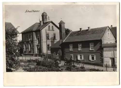 Fotografie unbekannter Fotograf, Ansicht Spiesheim, Strassenpartie mit dem Schulhaus