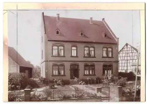 Fotografie unbekannter Fotograf, Ansicht Obergondershausen, Blick auf ein Wohnhaus mit Vorgarten