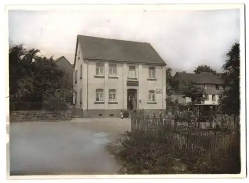 Fotografie Buss & Kupfer, Bad Kreuznach, Ansicht Obergondershausen, Blick auf die Warenhandlung von Johann Schmitz II.