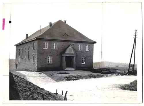 Fotografie Buss & Kupfer, Bad Kreuznach, Ansicht Lettweiler, Blick auf die Turnhalle, mit Markierung des Fotografen