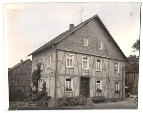 Fotografie Buss & Kupfer, Bad Kreuznach, Ansicht Henau, Gasthaus und Handlung Karl Roos, Fotografen Retusche