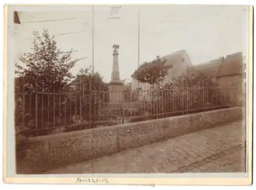 Fotografie unbekannter Fotograf, Ansicht Spiesheim, Partie am Kriegerdenkmal, mit Fotografen Markierung