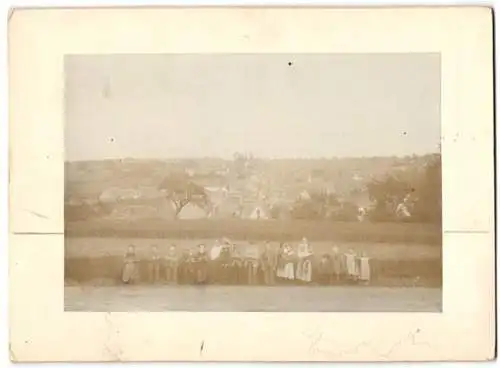 Fotografie Buss & Kupfer, Bad Kreuznach, Ansicht Kriegsfeld, Kinder posieren vor dem Panorama des Ortes