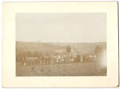 Fotografie Buss & Kupfer, Bad Kreuznach, Ansicht Kriegsfeld, Kinder posieren mit Blick zum Ort